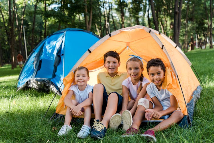 Des enfants dorment en tente pendant leur colonie de vacances