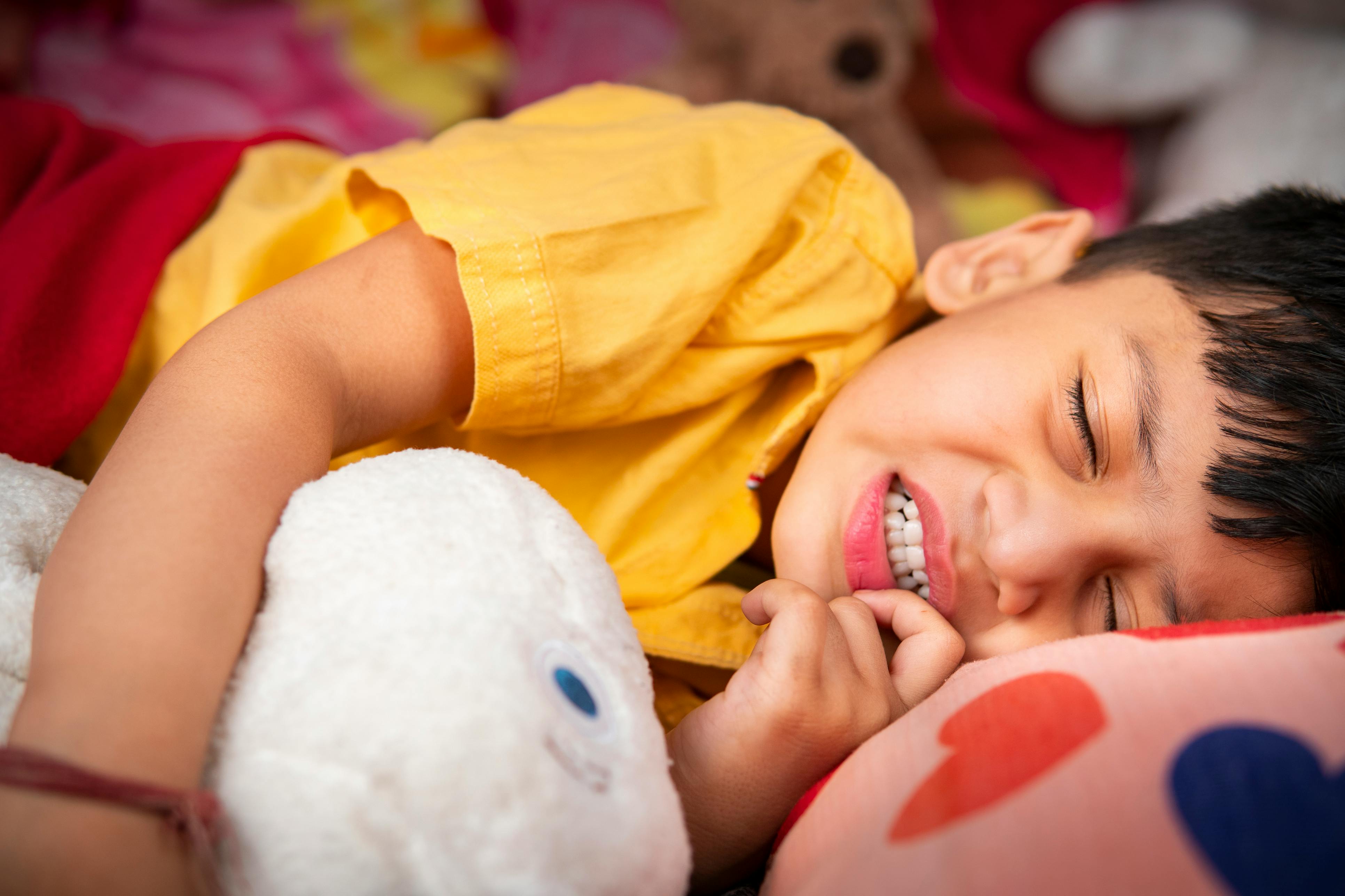 Bruxisme Pourquoi Et Que Faire Quand L Enfant Grince Des Dents En Dormant Parents Fr