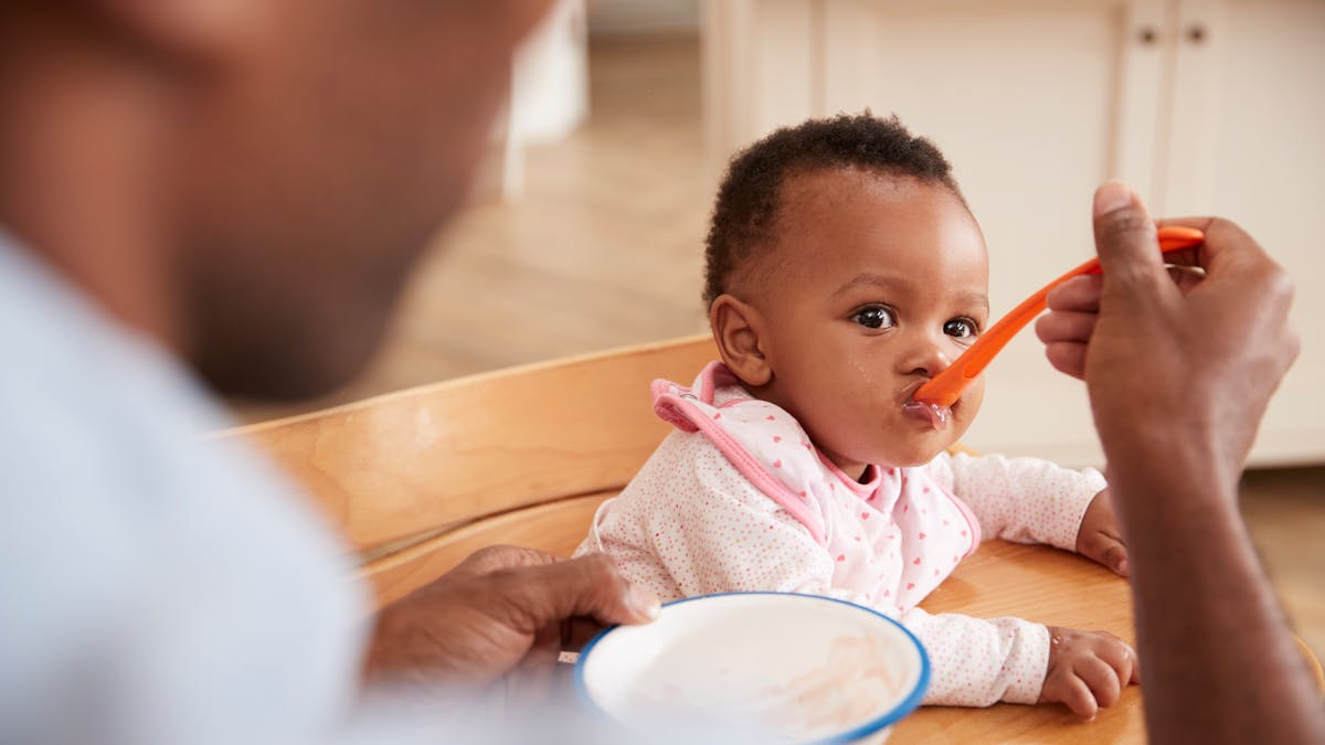 Alimentation bébé mois par mois : un bébé de 6 mois est nourri à la petite cuillère