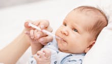 RGO du bébé : que penser des traitements à base d’Inexium ?