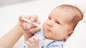 RGO du bébé : que penser des traitements à base d’Inexium ?