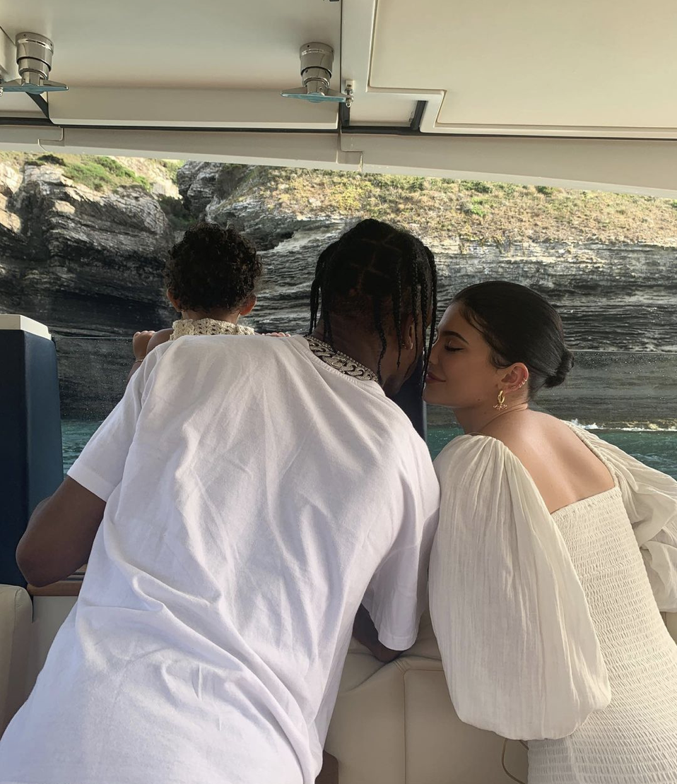 Kylie Jenner enceinte elle confirme les rumeurs de sa grossesse