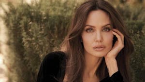 Angelina Jolie de nouveau amoureuse ? Des photos de l’ex de Brad Pitt sèment le doute 
