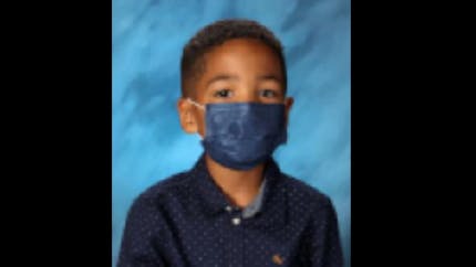 Un enfant refuse d'enlever son masque pour la photo de classe... et récolte 25 000 dollars en récompense ! 