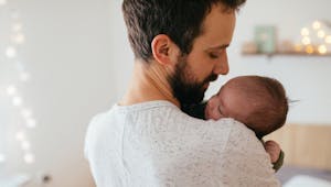 Congé paternité : il sera bientôt élargi à d’autres catégories professionnelles, lesquelles ? 
