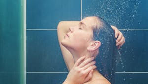 Hygiène : pourquoi est-il préférable de se doucher le soir ? 