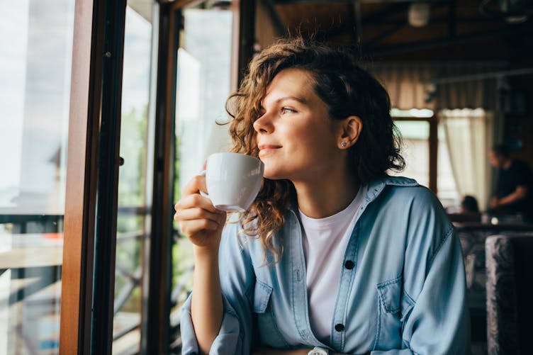 femme buvant une tasse de café