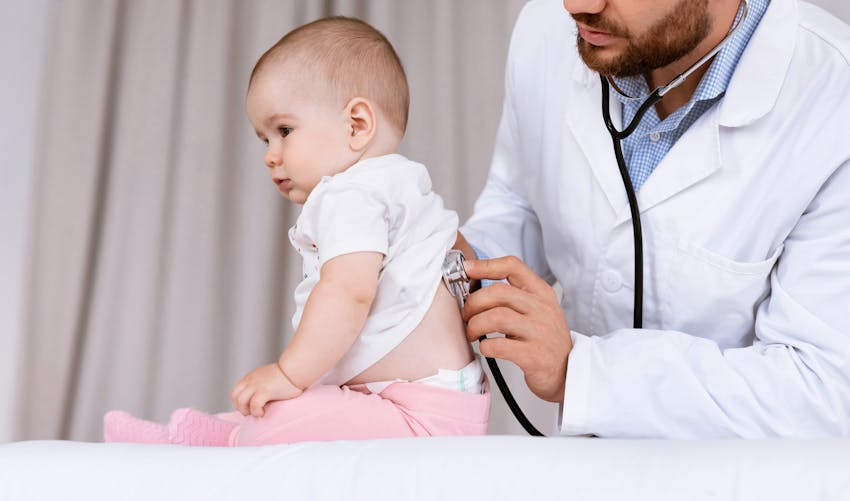 Médecin examinant un bébé