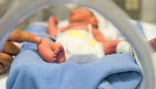 Prématuré : un bébé survit grâce aux câlins de son jumeau