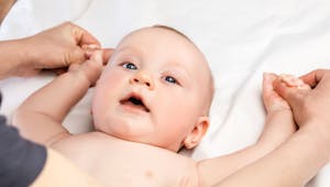 L'ostéopathie peut-elle faciliter le sommeil de bébé ?