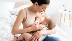 Peut-on n’allaiter que d’un seul sein ? Une maman a tenté l’expérience ! 