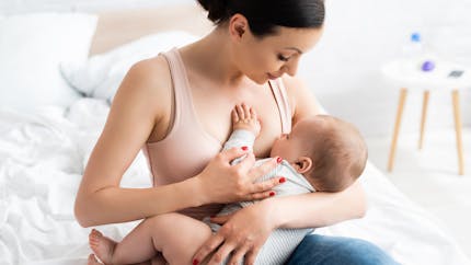 Peut-on n’allaiter que d’un seul sein ? Une maman a tenté l’expérience ! 