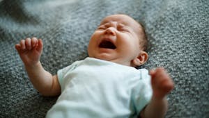 Bébé pleure dans son sommeil : comment l'appréhender ?
