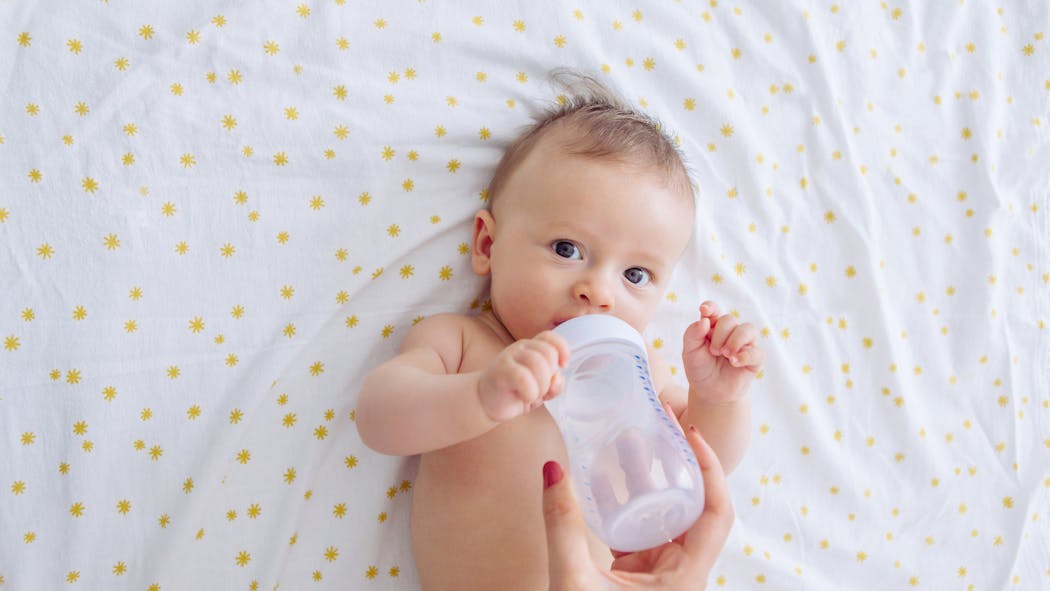 Ce qu'il faut savoir avant de donner de l'eau à bébé