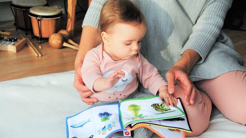 bébé feuillette un livre d'images