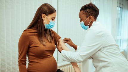 Covid-19 : une troisième dose de vaccin recommandée aux femmes enceintes