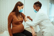 Covid-19 : une troisième dose de vaccin recommandée aux femmes enceintes