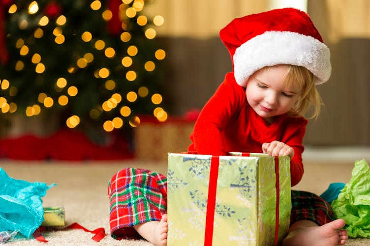 enfant et cadeau de Noël