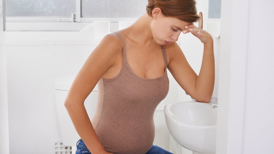 femme enceinte souffrant de nausées
