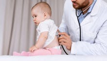 Bronchiolite : le ministère de la Santé recommande d’éviter les bisous aux bébés