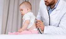 Bronchiolite : le ministère de la Santé recommande d’éviter les bisous aux bébés