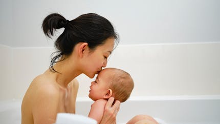 Jusqu'à quel âge peut-on prendre le bain avec son enfant ?