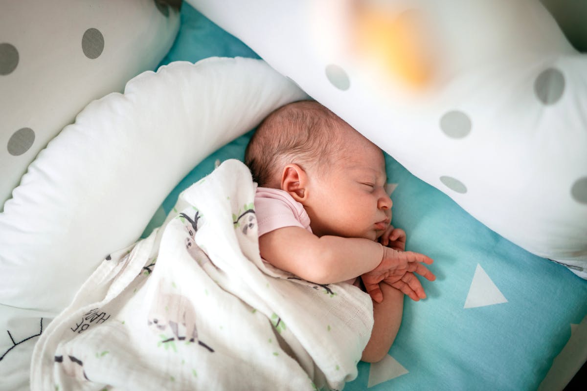 Les contours de lit de bébé devraient-ils être bannis?