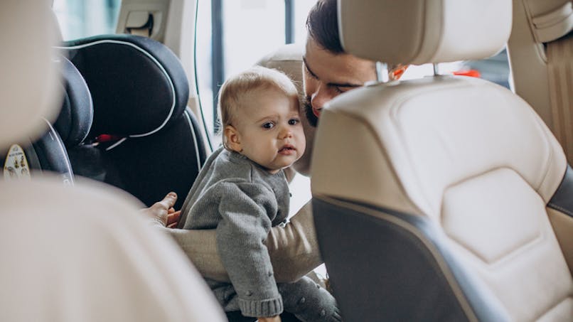 bébé, installé sur siège auto