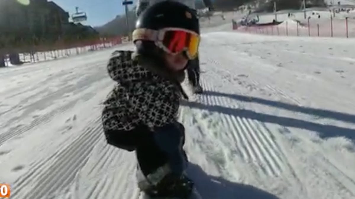 Un bébé de 11 mois impressionne sur son snowboard
