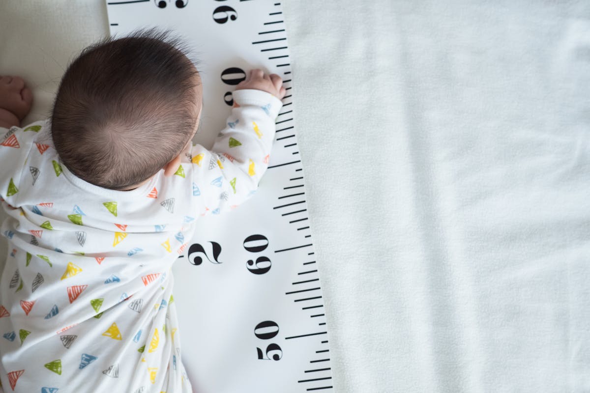 Ce bébé de 18 mois mesure déjà plus de la moitié de la taille de sa mère !  