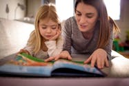 Lecture avec bébé : les livres papier sont mieux que les écrans, selon une étude