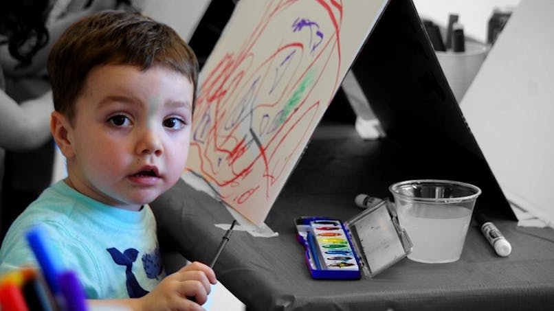 bébé peint à la maternelle