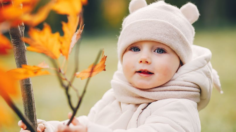 bébé habillé chaudement pour affronter automne