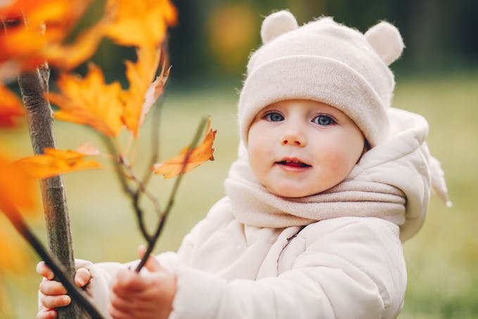 bébé habillé chaudement pour affronter automne