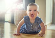Les bébés sont plus “sociables” lorsqu’ils sentent l’odeur de leur mère