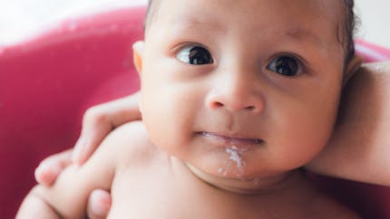Bébé régurgite du lait caillé, faut-il s'inquiéter ?