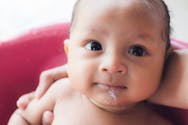 Bébé régurgite du lait caillé, faut-il s'inquiéter ?