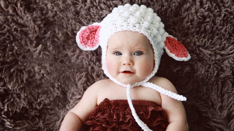 bébé avec bonnet agrneau