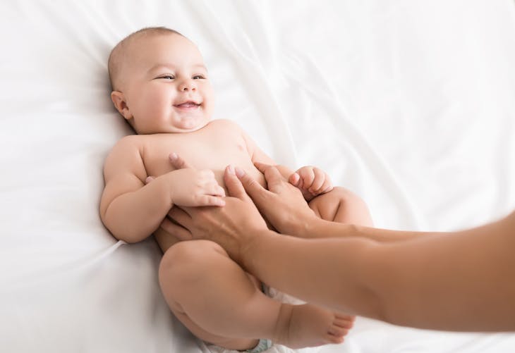 La réponse de l'ostéopathe aux reflux et colique du bébé