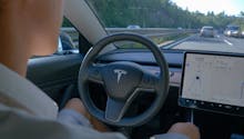 Une Américaine accouche dans une voiture Tesla en pilote automatique !