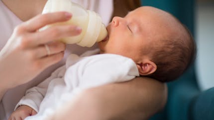 Lait anti-coliques pour bébé, quand faut-il en donner ?