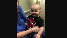 Le moment touchant où un bébé sourd entend ses parents pour la première fois