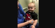 Le moment touchant où un bébé sourd entend ses parents pour la première fois