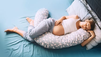 Comment bien dormir et allaiter bébé avec un coussin d'allaitement ?