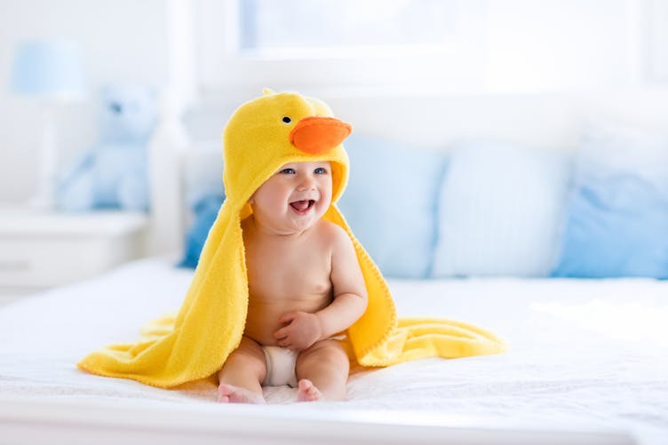bébé et peignoir de bain canard