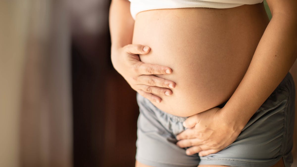 femme enceinte ayant mal au pubis