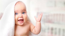 À seulement deux mois, ce bébé dit « je t’aime » à ses parents !