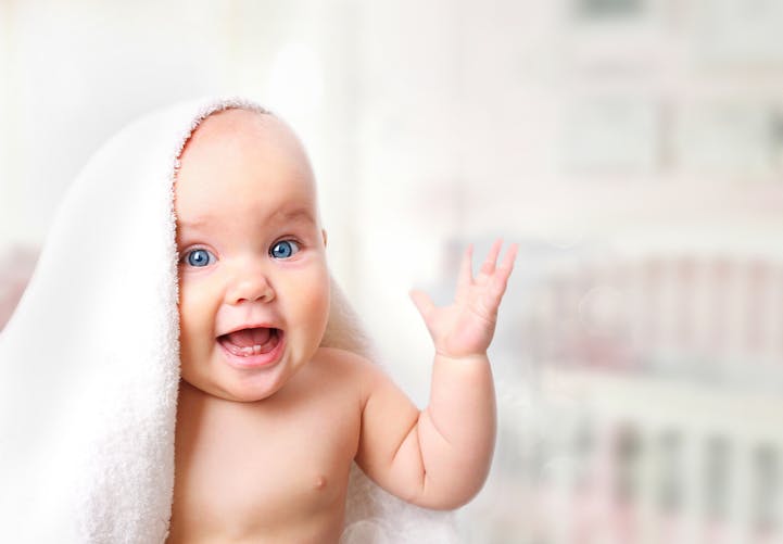 À seulement deux mois, ce bébé dit « je t’aime » à ses parents !