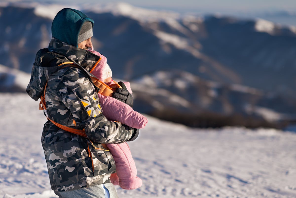 Bébé à la montagne : vêtements, équipement et précautions