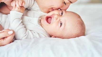Découverte : pour les bébés, partager sa salive est un signe de grande confiance